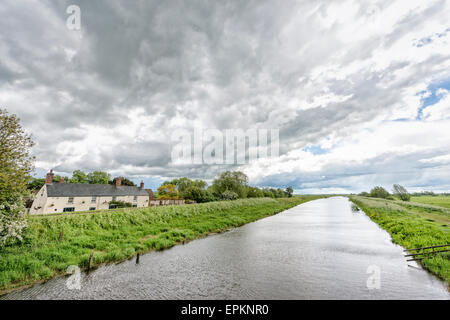 Cambridgeshire Fens, UK. 19. Mai 2015. Dramatische Himmel über die flache Landschaft der Cambridgeshire Fens als das es kühle Wetter bringt stürmische Duschen mit sonnigen Abschnitten. Bildnachweis: Julian Eales/Alamy Live-Nachrichten Stockfoto