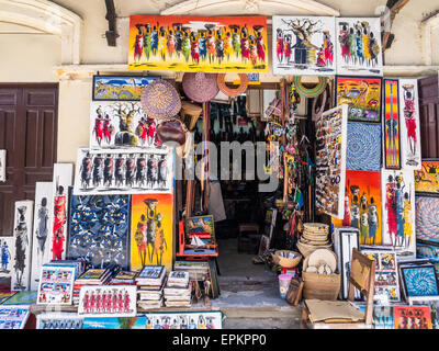 Speichern Sie mit bunte Tinga Tinga Gemälde und andere Souvenirs für Touristen in Stone Town, Sansibar, Tansania, Afrika Stockfoto