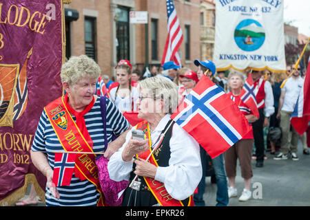 Tausende marschieren und beobachten die 64. jährliche 17. Mai Parade in Bay Ridge, Brooklyn am 17. Mai 2015, Norwegens Nationalfeiertag zu feiern. Bay Ridge, ist obwohl ethnisch, die Heimat vieler Menschen der skandinavischen Erbe. Während der zweiten Hälfte des 19. Jahrhunderts und Anfang des 20. Jahrhunderts siedelten sich viele norwegische Seeleute in Bay Ridge. (© Richard B. Levine) Stockfoto