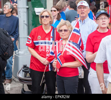 Tausende marschieren und beobachten die 64. jährliche 17. Mai Parade in Bay Ridge, Brooklyn am 17. Mai 2015, Norwegens Nationalfeiertag zu feiern. Bay Ridge, ist obwohl ethnisch, die Heimat vieler Menschen der skandinavischen Erbe. Während der zweiten Hälfte des 19. Jahrhunderts und Anfang des 20. Jahrhunderts siedelten sich viele norwegische Seeleute in Bay Ridge. (© Richard B. Levine) Stockfoto