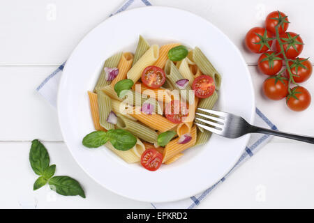 Bunte Penne Rigate Nudeln Pasta Gericht Mit Tomaten von oben Stockfoto