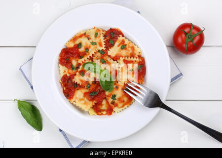 Züricher Nudeln Ravioli Mit Tomaten-Sauce Pasta Gericht Mit Basilikum von oben Stockfoto