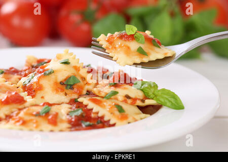 Ravioli Essen Nudeln Mit Tomaten-Sauce Pasta Gericht Mit Basilikum Stockfoto