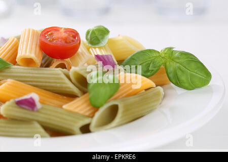 Bunte Penne Rigate Nudeln Pasta Gericht Mit Tomaten Stockfoto