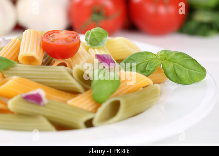 Bunte Penne Rigate Nudeln Pasta Mit Tomaten Und Basilikum Auf Teller Stockfoto