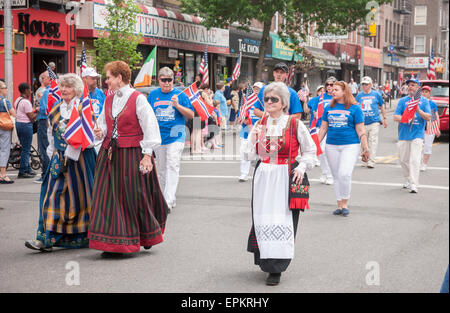 Tausende marschieren und beobachten die 64. jährliche 17. Mai Parade in Bay Ridge, Brooklyn am 17. Mai 2015, Norwegens Nationalfeiertag zu feiern. Bay Ridge, ist obwohl ethnisch, die Heimat vieler Menschen der skandinavischen Erbe. Während der zweiten Hälfte des 19. Jahrhunderts und Anfang des 20. Jahrhunderts siedelten sich viele norwegische Seeleute in Bay Ridge. (© Richard B. Levine) Stockfoto