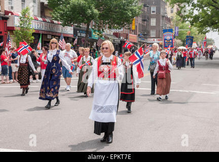 Tausende marschieren und beobachten die 64. jährliche 17. Mai Parade in Bay Ridge, Brooklyn am 17. Mai 2015, Norwegens Nationalfeiertag zu feiern. Bay Ridge, ist obwohl ethnisch, die Heimat vieler Menschen der skandinavischen Erbe. Während der zweiten Hälfte des 19. Jahrhunderts und Anfang des 20. Jahrhunderts siedelten sich viele norwegische Seeleute in Bay Ridge. (© Richard B. Levine) Stockfoto