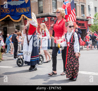 Tausende marschieren und beobachten die 64. jährliche 17. Mai Parade in Bay Ridge, Brooklyn am 17. Mai 2015, Norwegens Nationalfeiertag zu feiern. Bay Ridge, ist obwohl ethnisch, die Heimat vieler Menschen der skandinavischen Erbe. Während der zweiten Hälfte des 19. Jahrhunderts und Anfang des 20. Jahrhunderts siedelten sich viele norwegische Seeleute in Bay Ridge. (© Richard B. Levine) Stockfoto