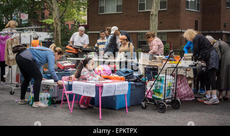 Käufer suchen Sie nach Schnäppchen bei humongous Penn Süden Flohmarkt im New Yorker Stadtteil Chelsea auf Samstag, 16. Mai 2015. Der Flohmarkt erscheint wie Brigadoon, nur einmal jährlich, und die Bewohner der Baugenossenschaften Penn Süd 20 einen Schrank Reinigung Extravaganz haben. Shopper aus der Stadt gekommen, um der Flohmarkt zieht Tausende auf der Durchreise.  (© Richard B. Levine) Stockfoto
