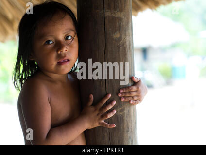 Panama, Darien Provinz Puerta Lara, Mädchen Wounaan Native Gemeinschaft Stockfoto