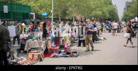 Käufer suchen Sie nach Schnäppchen bei humongous Penn Süden Flohmarkt im New Yorker Stadtteil Chelsea auf Samstag, 16. Mai 2015. Der Flohmarkt erscheint wie Brigadoon, nur einmal jährlich, und die Bewohner der Baugenossenschaften Penn Süd 20 einen Schrank Reinigung Extravaganz haben. Shopper aus der Stadt gekommen, um der Flohmarkt zieht Tausende auf der Durchreise.  (© Richard B. Levine) Stockfoto