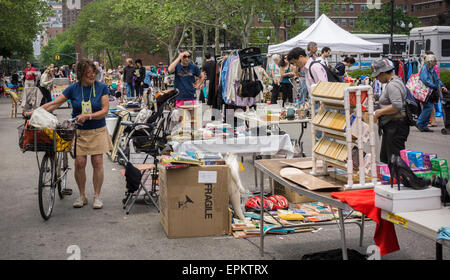 Käufer suchen Sie nach Schnäppchen bei humongous Penn Süden Flohmarkt im New Yorker Stadtteil Chelsea auf Samstag, 16. Mai 2015. Der Flohmarkt erscheint wie Brigadoon, nur einmal jährlich, und die Bewohner der Baugenossenschaften Penn Süd 20 einen Schrank Reinigung Extravaganz haben. Shopper aus der Stadt gekommen, um der Flohmarkt zieht Tausende auf der Durchreise.  (© Richard B. Levine) Stockfoto