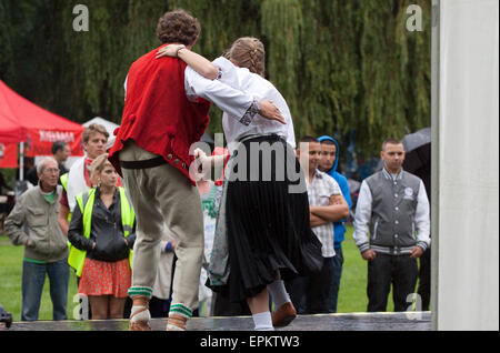 Volkstanz-paar in polnischer Tracht Stockfoto