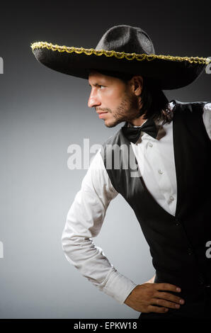 Mexikanische Mann trägt Sombrero isoliert auf weiss Stockfoto