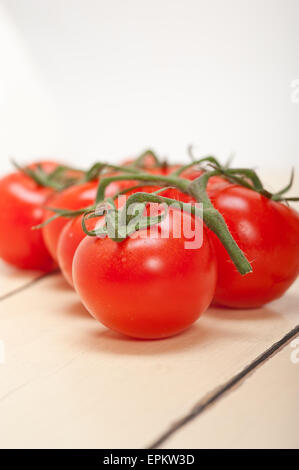 frische Kirschtomaten auf einem cluster Stockfoto