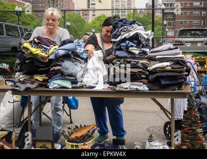 Käufer suchen Sie nach Schnäppchen bei humongous Penn Süden Flohmarkt im New Yorker Stadtteil Chelsea auf Samstag, 16. Mai 2015. Der Flohmarkt erscheint wie Brigadoon, nur einmal jährlich, und die Bewohner der Baugenossenschaften Penn Süd 20 einen Schrank Reinigung Extravaganz haben. Shopper aus der Stadt gekommen, um der Flohmarkt zieht Tausende auf der Durchreise.  (© Richard B. Levine) Stockfoto