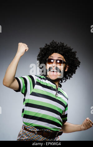 Lustiger Mensch mit Afro-Frisur isoliert auf weiss Stockfoto
