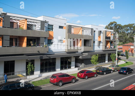 Mehrfamilienhaus in der Nähe von Toongabbie Bahnhof in Western Sydney, Australien Stockfoto