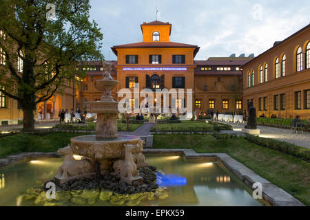 Formalen Garten und Brunnen vor alten Haupteingang, Lenbachhaus, München Stockfoto