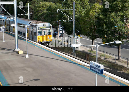 Zug nähert Toongabbie Bahnhof in Western Sydney, Australien Stockfoto