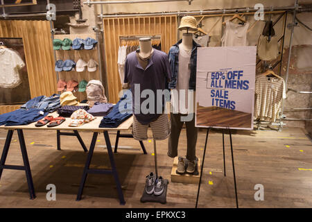 Ein Urban Outfitters Einzelhandel speichern im Herald Square in New York auf Montag, 18. Mai 2015. Die Einzelhändler, die umfasst auch die freie Menschen und Anthropologie Marken, berichtete Ergebnis hinter den Erwartungen zurück, trotz Buchung ersten Quartal Rekordumsatz von $ 739 Millionen.  (© Richard B. Levine) Stockfoto
