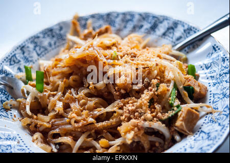 Traditionelle Pad Thai in eine Schüssel vorgestellt. Stockfoto
