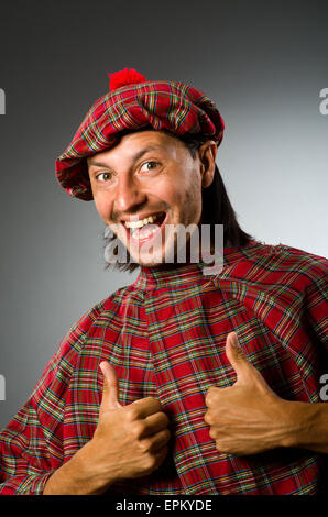 Lustige Schotte in traditioneller Kleidung Stockfoto