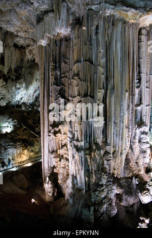 Stalagmiten, Tropfsteinhöhlen: einige der frühesten prähistorischen Höhlenmalereien wurden hier gefunden, Nerja, Andalusien, Spanien Stockfoto