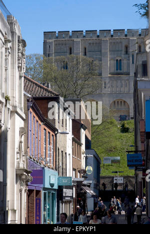 Straßenansicht mit Norwich Schloss im Hintergrund, Norwich, Norfolk, England Stockfoto