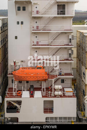 Panama, Provinz Panama, Panama-Stadt, Containerschiff auf der Durchreise die Miraflores Schleusen In den Panama-Kanal Stockfoto