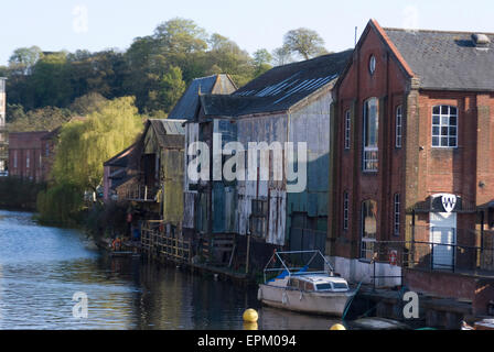 Alten Lagerhäusern am Fluss Wensum, Norwich, Norfolk, England Stockfoto