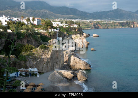 Blick auf die Berge vom Balcon de Europa, Nerja, Andalusien, Spanien Stockfoto