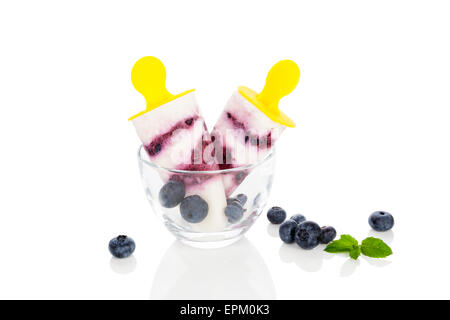 Obst Eis am Stiel mit frischen Blaubeeren und Minze isoliert auf weißem Hintergrund. Gesunden Sommer Eis essen. Stockfoto