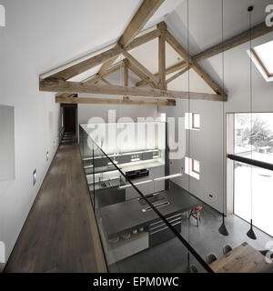 Interne Balkon mit Glas-Geländer mit Blick auf Küche, Cat Hill Barn, South Yorkshire, England, UK Stockfoto