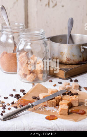 Fudge und Kaffeebohnen Stockfoto