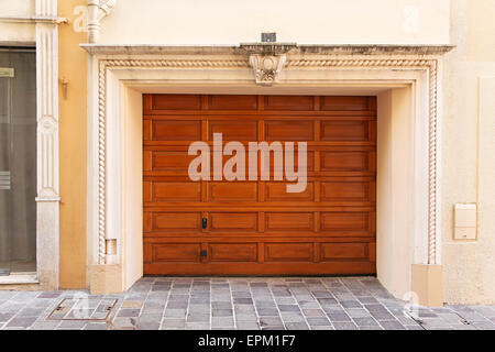 Breiten hölzernen Garagentor Luxury Home Stockfoto, Bild: 222184801 - Alamy