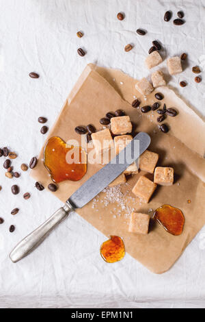 Fudge und Kaffeebohnen Stockfoto