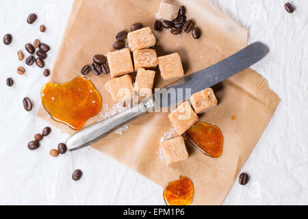 Fudge und Kaffeebohnen Stockfoto