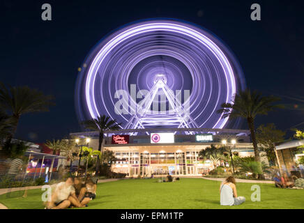 Das Orlando Auge dreht sich in der Nacht in dieser lange Zeit der Exposition auf I-Drive, Orlando, Florida. Stockfoto