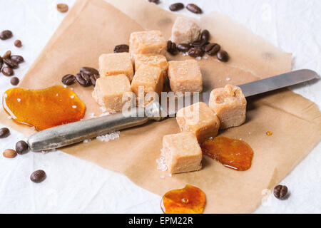 Fudge und Kaffeebohnen Stockfoto