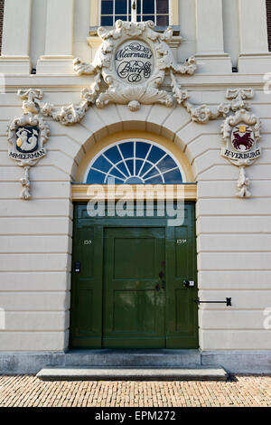 Eingangstür zum Meermansburg Armenhäuser Innenhof mit dem Wappen in Leiden, Niederlande Stockfoto