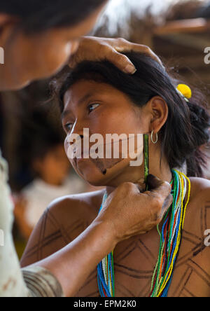 Panama, Provinz Darien, Bajo Chiquito, Frau von der einheimischen Indianerstamm der Embera ist mit Jagua Bodypaint feierlich geschmückt. Stockfoto
