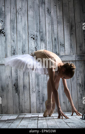 Ballerina, gekleidet in weißen Tutu macht schlanke vorwärts Stockfoto