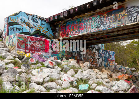 Graffiti auf Overhead-train track Stockfoto