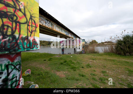 Graffiti auf einem Overhead-Projektor train track Stockfoto