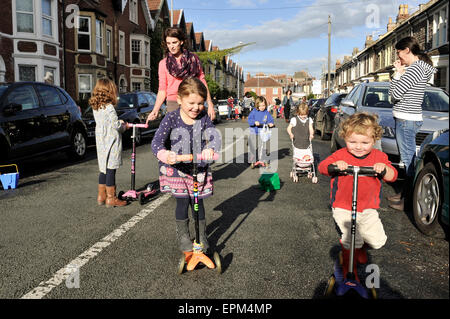 Sicher spielende Kinder in einem geschlossenen Straße in Bristol Verkehr im Rahmen des Projekts spielen heraus. Stockfoto