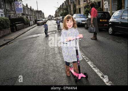 Sicher spielende Kinder in einem geschlossenen Straße in Bristol Verkehr im Rahmen des Projekts spielen heraus. Stockfoto