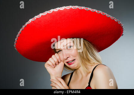 Frau trägt Sombrero-Hut in lustige Konzept Stockfoto