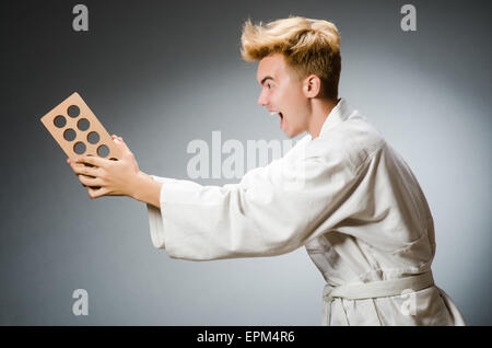 Lustige Karate-Kämpfer mit Lehmziegel Stockfoto