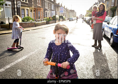 Sicher spielende Kinder in einem geschlossenen Straße in Bristol Verkehr im Rahmen des Projekts spielen heraus. Stockfoto